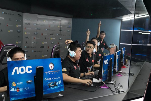 使奠定了坚 使奠定了坚